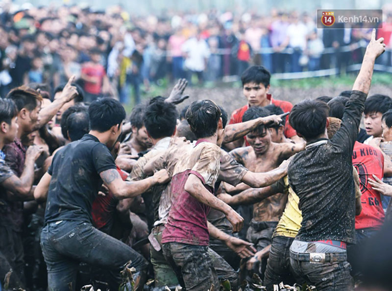 Hàng trăm thanh niên trai tráng lao vào giằng xé, giẫm đạp lên nhau để Cướp phết Hiền Quan lấy may